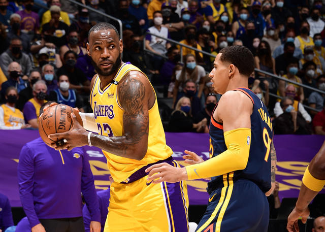 NBA-詹姆斯三分绝杀快船，湖人终结对手12连胜登顶西部引热议