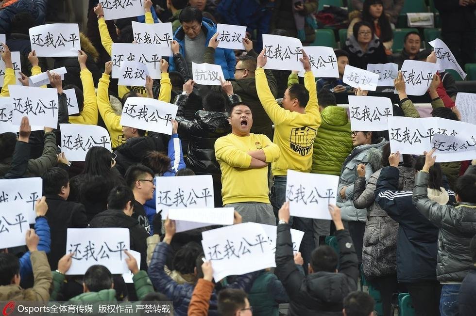 法兰克福球迷抗议管理层，横幅标语引关注  